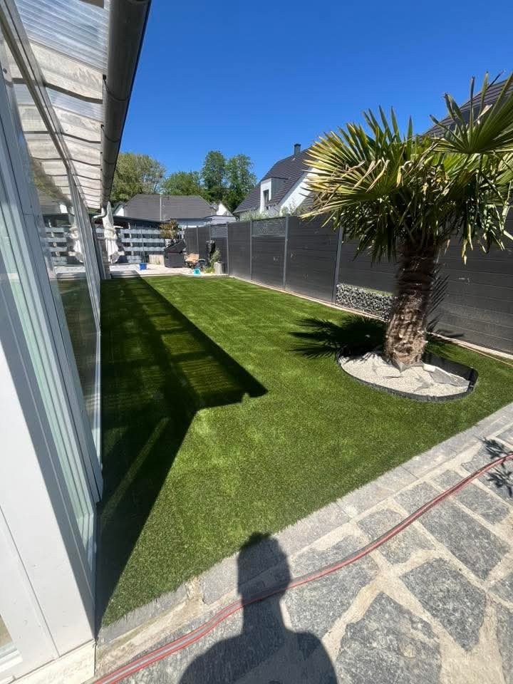 Gazon synthétique avec palmier réalisé par Jardins du Rhin