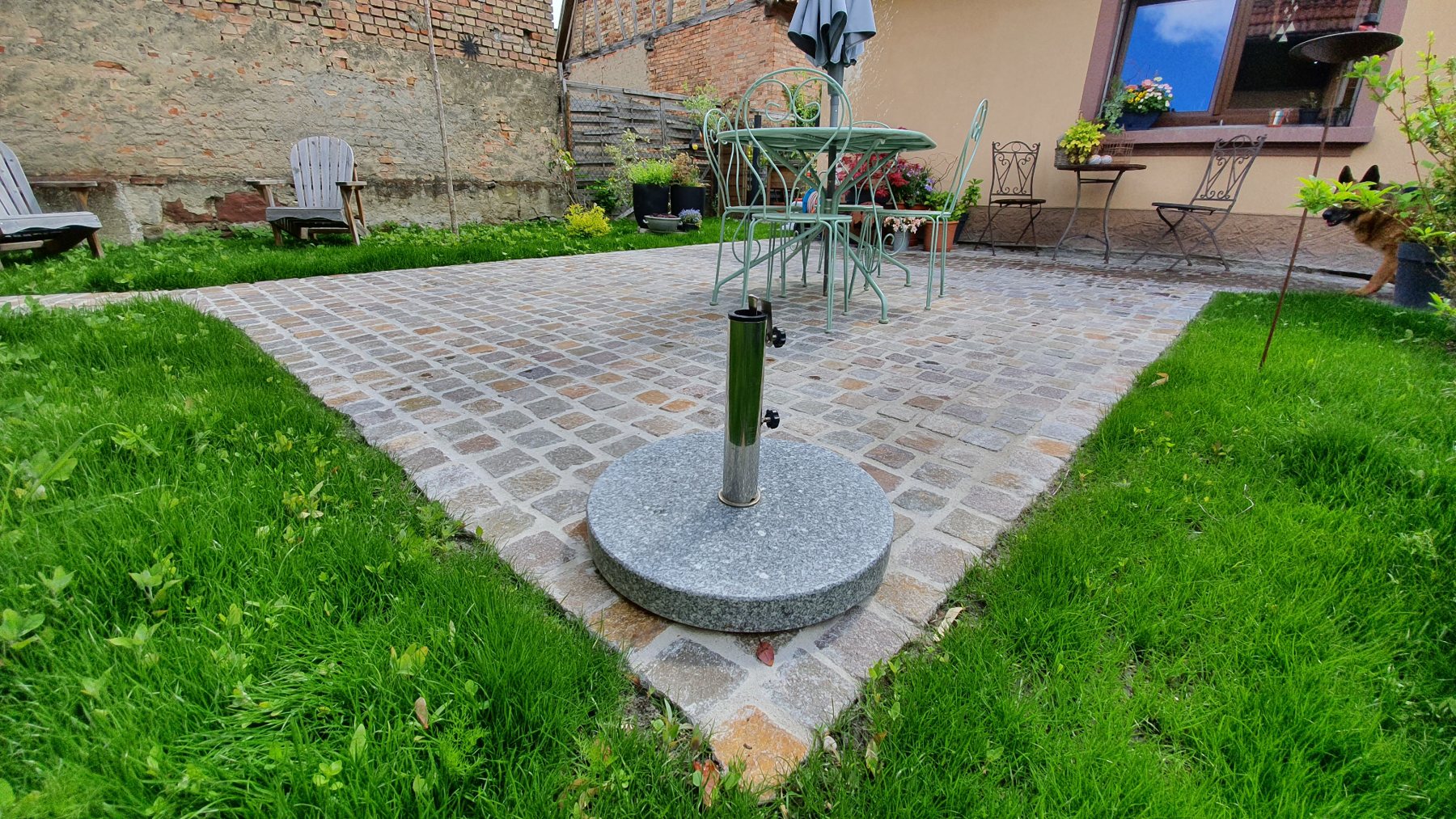 Terrasse en pavés naturels réalisé par Jardins du Rhin